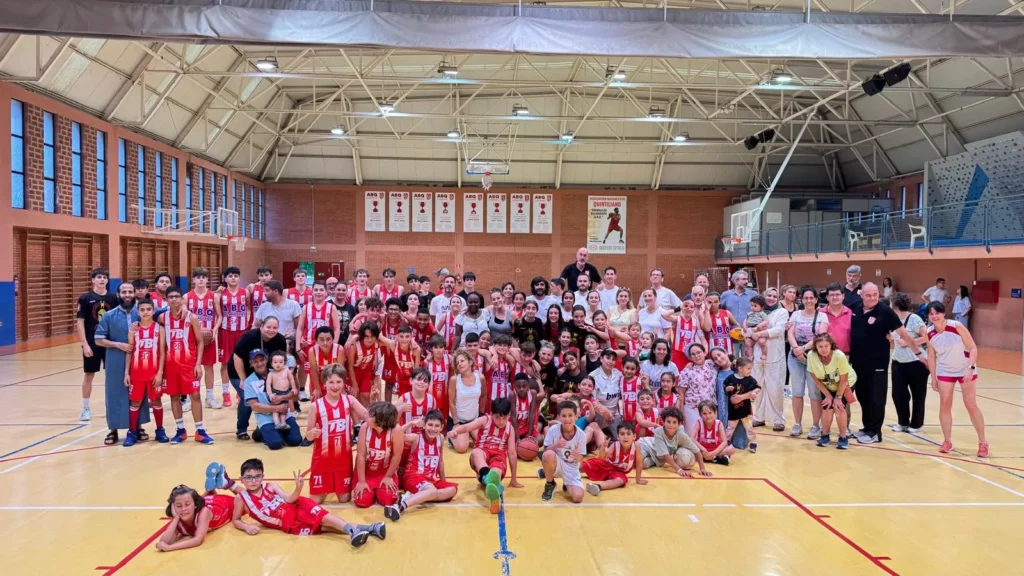 Todos los participantes en la fiesta de final de temporada 2025