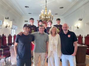 Lee más sobre el artículo La alcaldesa de Calahorra Dª Mónica Arceiz y el concejal de deportes D David Antoñanzas, recibieron de forma oficial al equipo de 3×3 U-17 de ABQ Calahorra